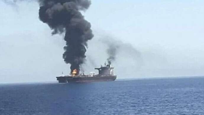 Hürmüz Boğazı’nda petrol tankeri patladı