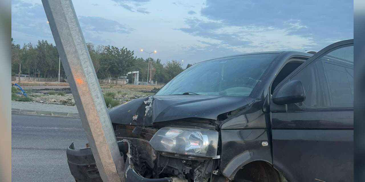 Otomobil aydınlatma direğine çarptı: 1 yaralı
