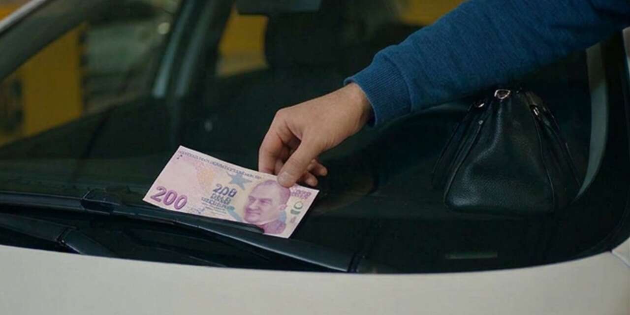 Otoparklarda yeni tehlike: Ön camdaki 200 liralık banknota dikkat