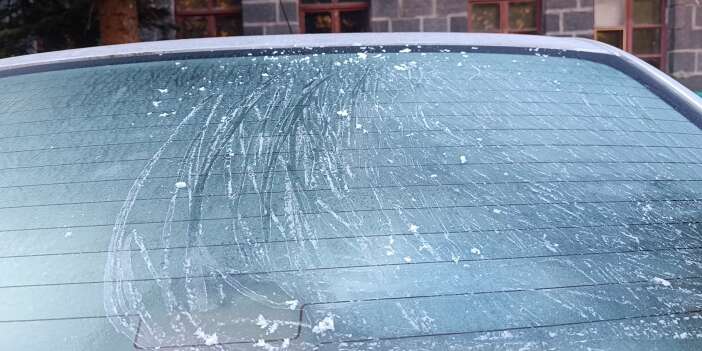 Hava sıcaklığı eksi 6'ya düştü, araçların camları buz tuttu
