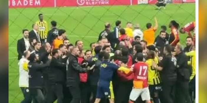 Galatasaray-Fenerbahçe derbisinde yumruk yumruğa kavga