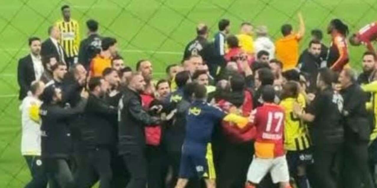 Galatasaray-Fenerbahçe derbisinde yumruk yumruğa kavga