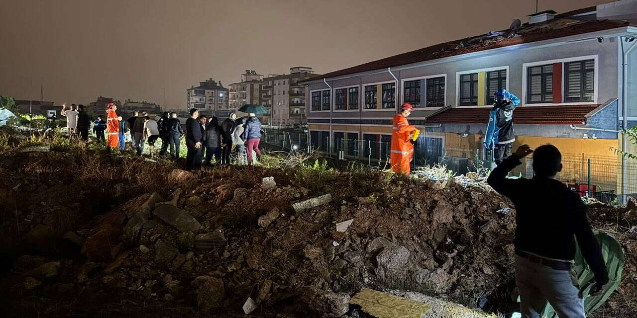 Hortum iki konteyneri parçaladı: 4 işçi hayatını kaybetti