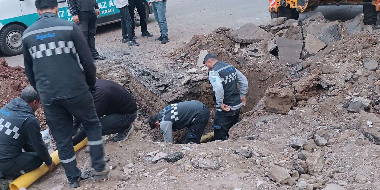 Diyarbakır'da kepçe doğalgaz borularını patlattı