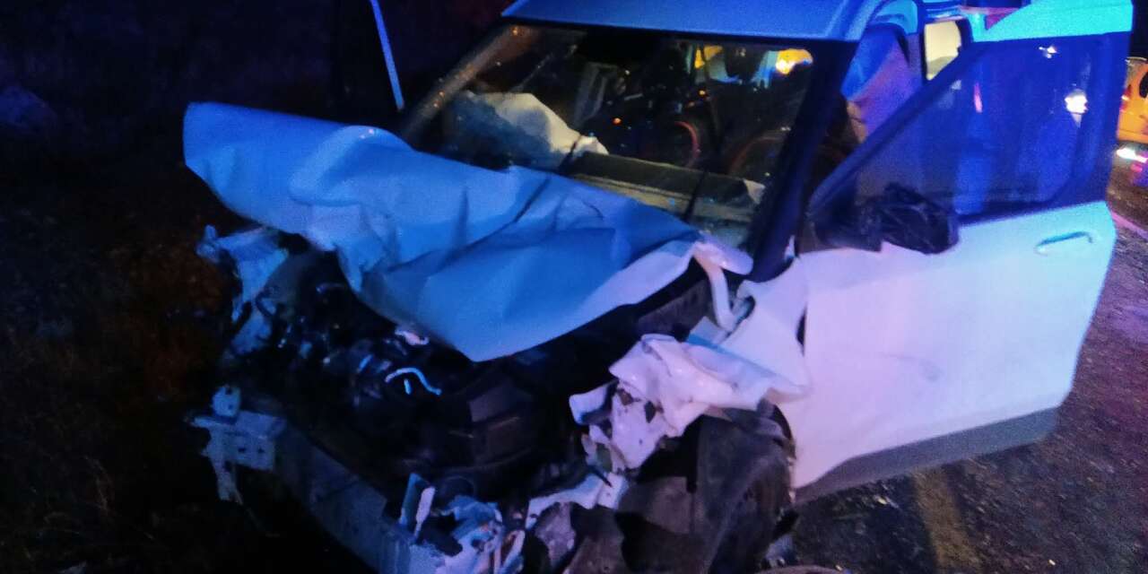 Otomobil ile ticari araç çarpıştı: 1 ölü, 3 yaralı