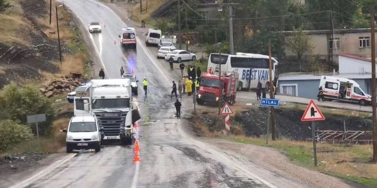 Otobüs ile tır çarpıştı: 1 ölü,14 yaralı