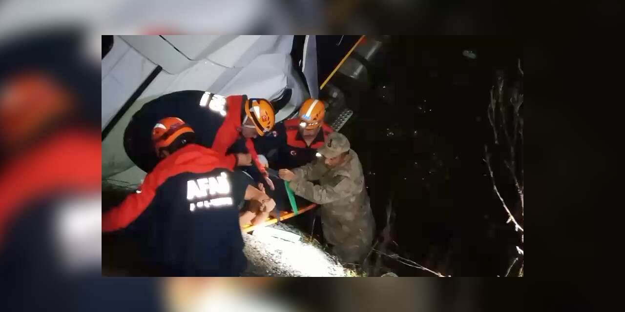 Tır şarampole uçtu: 2 yaralı