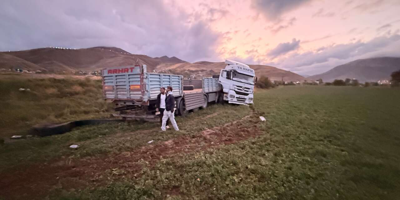 Tır şarampole yuvarlandı: 2 yaralı