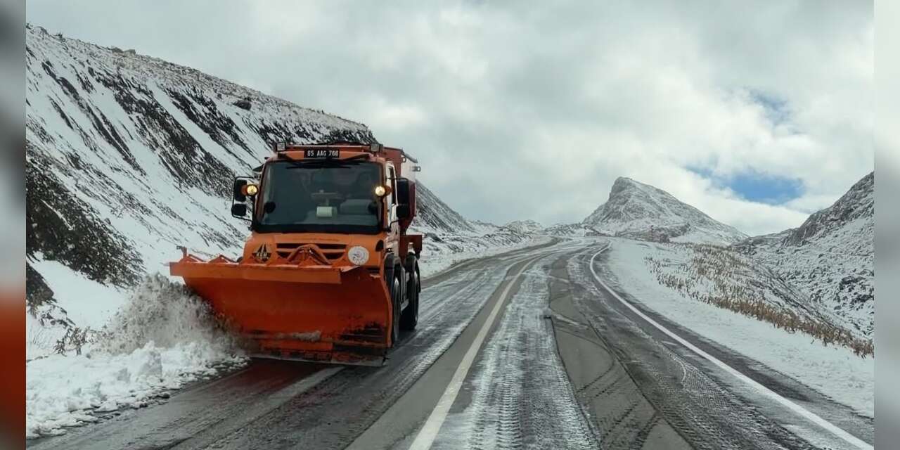 Van-Bahçesaray yolunda mevsimin ilk karı yağdı