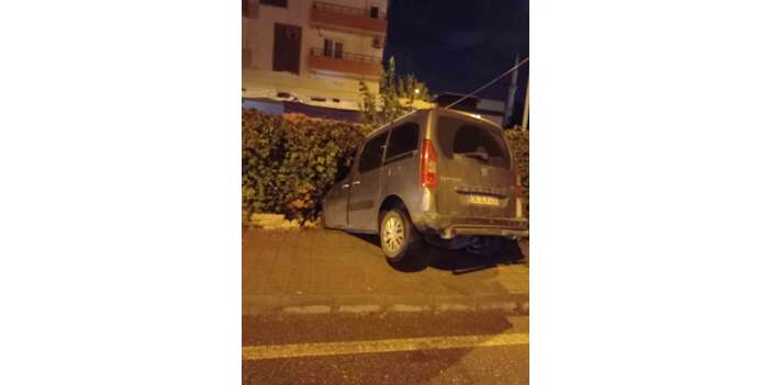 Kontrolden çıkan araç bahçe duvarına çarptı