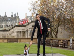 Devler  ile cüceler ülkesinin kralları buluştu