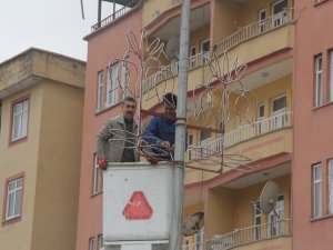 HAKKARİ’NİN CADDELERİ TERS LALE AMBLEMİ İLE SÜSLENİYOR