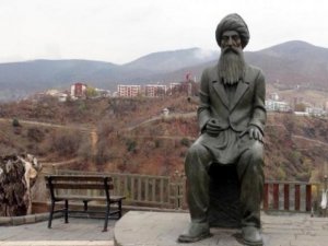 Gerçeklerin kilidini darağacında sarf ettiği sözlerle kapatılmadan açtı