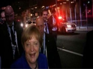 Merkel gece kulübünde stres attı