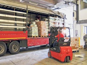 Mala Êzdiyan a Emmerîehê alîkariya xurekê da kampa êzdiyan