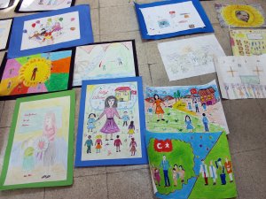Minik öğrenciler, öğretmenlerine olan sevgilerini kağıda resmederek anlattılar