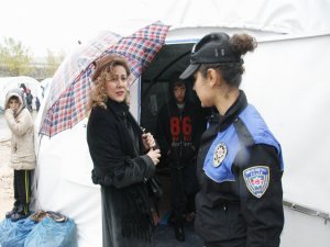 VALİ VE EMNİYET MÜDÜRÜ EŞLERİNDEN EZİDİLERE KIŞLIK GİYSİ YARDIMI