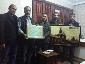 Özgür-Der Diyarbakır Şubesi, Diyarbakır ve Değerlerini Koruma Derneği Başkanına, hayırlı faaliyet ve çabaları için teşekkür plaketi verdi.