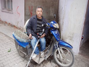 ENGELLİ VATANDAŞIN MOTOSİKLETİNİ YAKTILAR