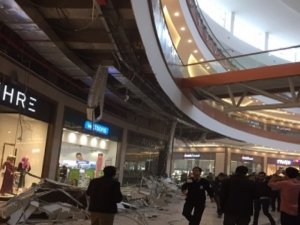 AVM'nin tavanı çöktü