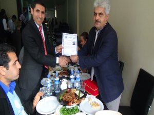 Kulp’ta 18 yıllık memura arkadaşlarından veda yemeği