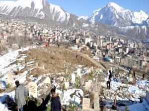 Hakkari'deki mezarlıklar yeşillendiriliyor