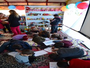 Ezidi çocuklara çadırda rehabilitasyon
