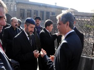 Sınorhavor dzınuntner*  (Ermenice iyi bayramlar)