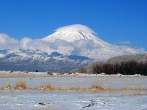 Ağrı Dağı'nın zirvesinde oluşan dairesel şekil adeta şapkayı andırdı.