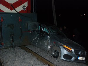 TREN, OTOMOBİLİ SÜRÜKLEDİ: 1 YARALI