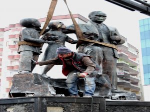 Atatürk heykeli yerinden söküldü