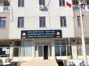 Dicle Belediyesinden 3 dilli tabela