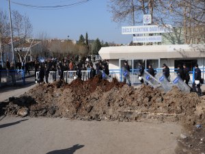 DEDAŞ elektriği, belediyeler suyu kesti