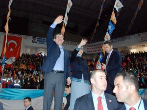 BAŞBAKAN DAVUTOĞLU'NA ÜÇ DİLLİ KARŞILAMA