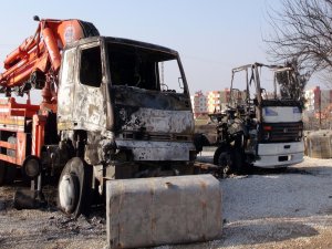 NUSAYBİN’DE PARK HALİNDEKİ VİNÇ VE KAMYON KUNDAKLANDI
