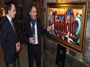 Barışa tablolarıyla hizmet ediyor