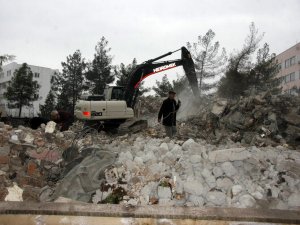 KULÜP BİNASI YIKILDI