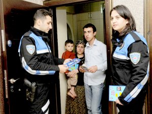 Diyarbakır polisi aileleriyle 5 bin 250 eve misafir olup çikolata dağıttı