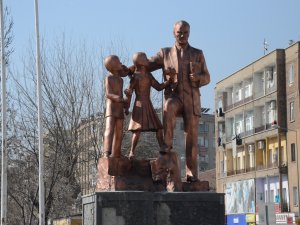 Atatürk heykeli onarıldı