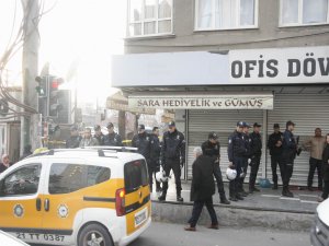 KOMŞU HATIRI DİNLEMEDİLER KAVGA ETTİLER: 4 YARALI