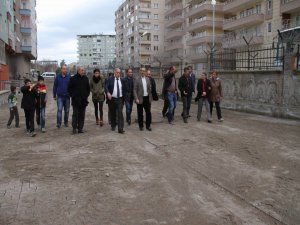 EŞBAŞKANLAR PARKE TAŞI DÖŞEME ÇALIŞMALARINI DENETLEDİ