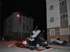 Li Wanê ji ber bahozê banê avahiyan rabûn