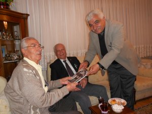 Merhum Celal Güzelses’in oğlu, torunu ve DİMMDER üyeleri,  Usta sanatçı Şeref Değer’i ziyaret ettiler…