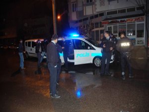 Sokak ortasında boynuna bıçak dayadı