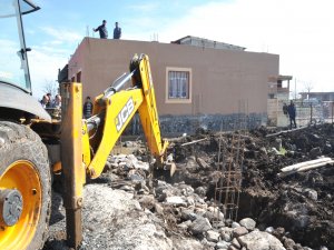 Kayapınar Belediyesi üç kaçak yapıyı yıktı