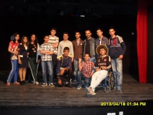 Tiyatro merakı gençleri sokaktan sahneye çekti