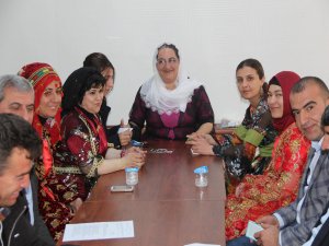 İlçe meclisinde geleneksel yerel kıyafet