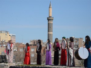 Diyarbakır Surlarında Erbaneli kadın protestosu