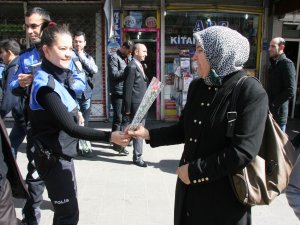 Polisler karanfil dağıttı