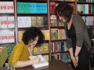 Ece Temelkuran li Amedê pîrtûken xwe imza kirin